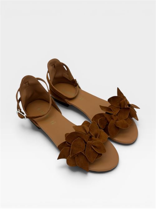 Sandali flat con applicazione floreale in suede IL LACCIO | G10CAMOSCIOBRANDY